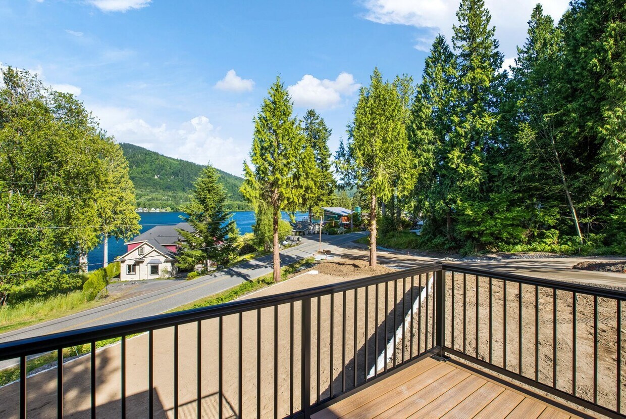 Foto principal - Beautiful 2 bedroom Home Over Looking Lake...