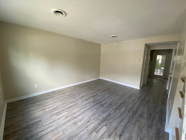 Building Photo - 305 Rountree St W