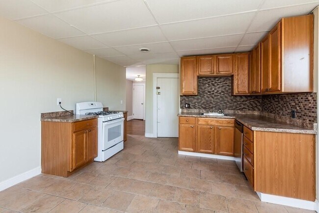 Building Photo - 390 Riverway