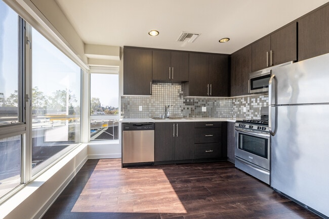 Building Photo - C on Pico