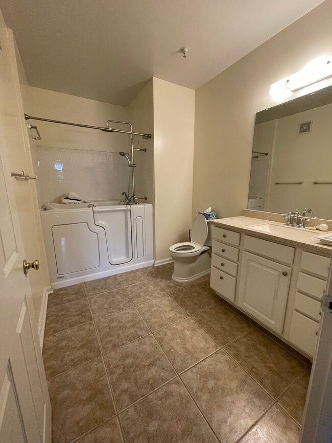 Master Bath - 935 Dorchester Pl