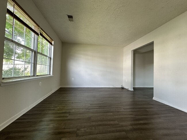 Building Photo - This end unit townhome offers convenience and comfort, situated close to Manassas Park.