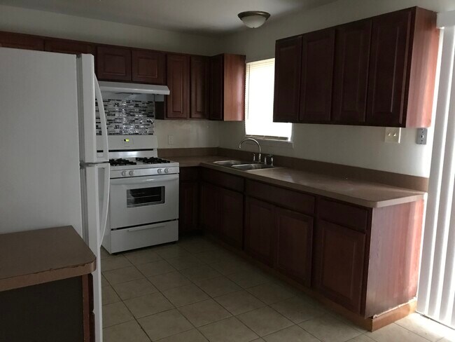 Building Photo - 947 Princeton Ave
