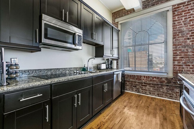 Building Photo - 201 Magazine St