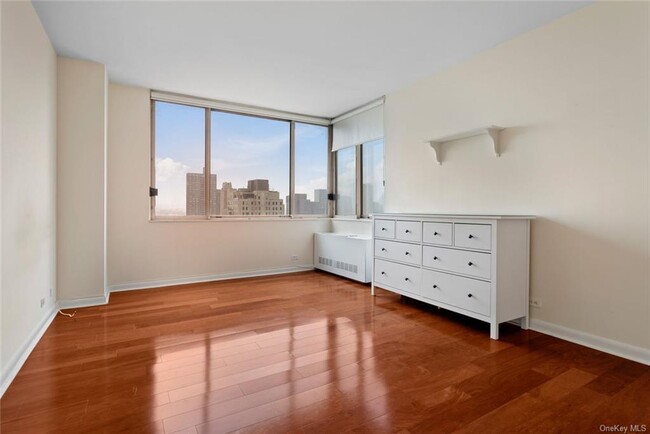 Building Photo - 350 W 50th St