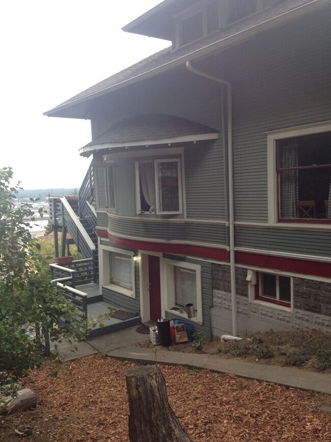 Building Photo - Spacious Units Across from WWU
