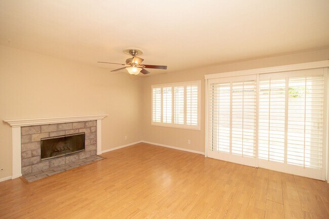 Building Photo - Gorgeous 4 Bed/2.5 Bath Home In One Of The...
