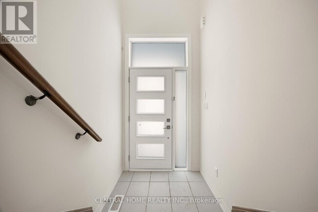 Building Photo - 3773 Sunbank Cres