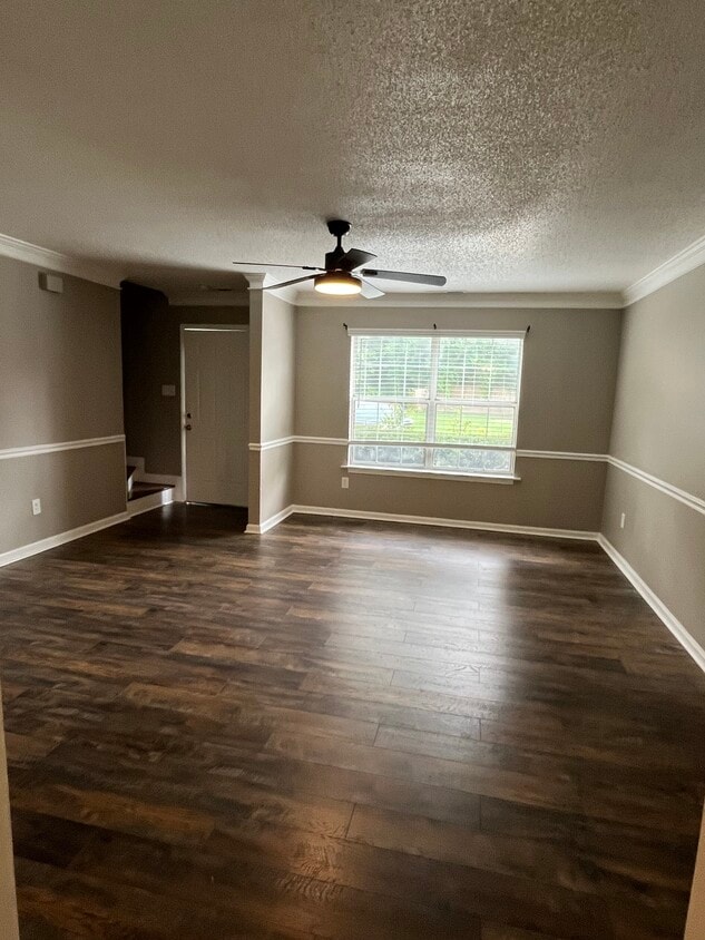 Huge living room - 445 Brackinhouse Pl
