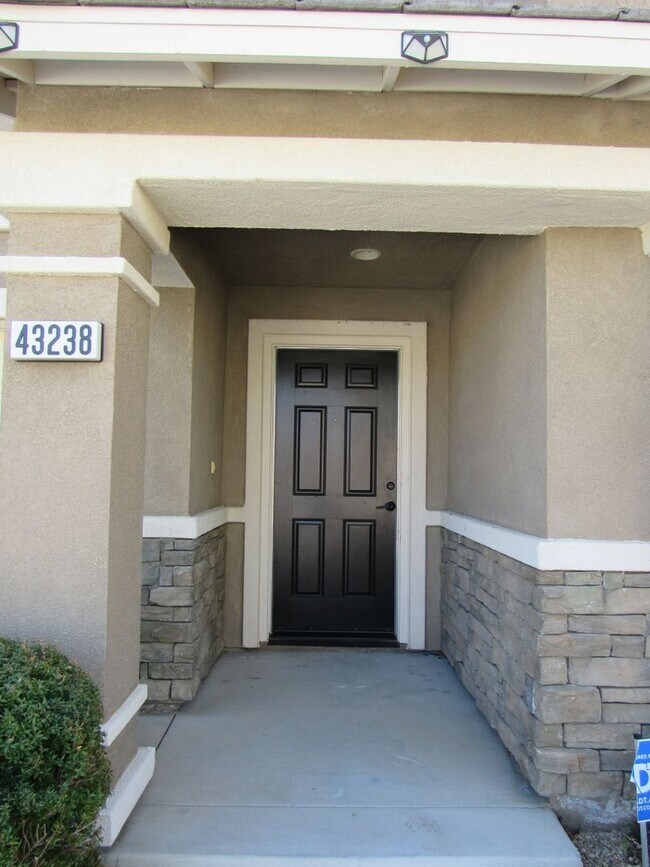 Building Photo - (APPLICATION PENDING) Spacious East Lancas...