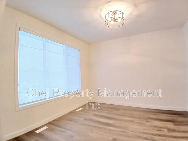 Photo du bâtiment - 6341 King Wynd SW
