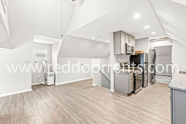 Building Photo - 2345 N Kenwood Ave