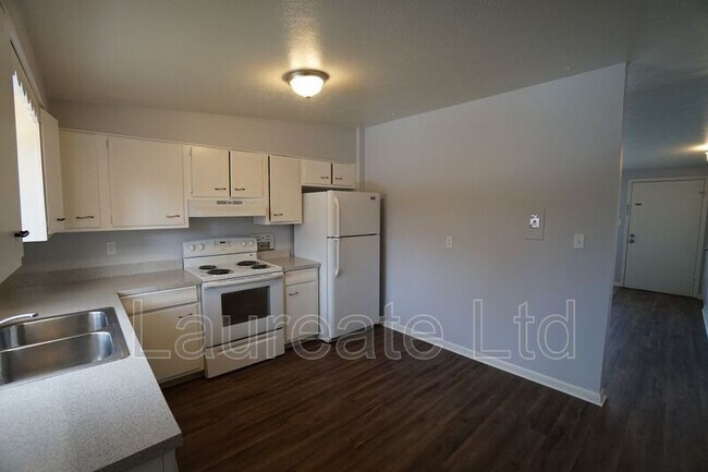 Building Photo - 5387 S Lakeview St