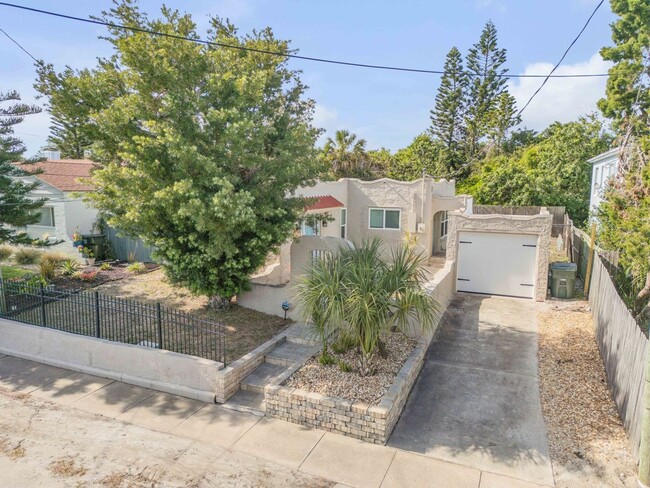 Building Photo - Renovated Spanish-Style 2/1 Beach Bungalow...