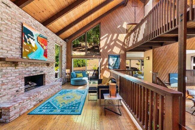 Building Photo - Stunning Mid-Century Modern 5bed/3.5 bath ...