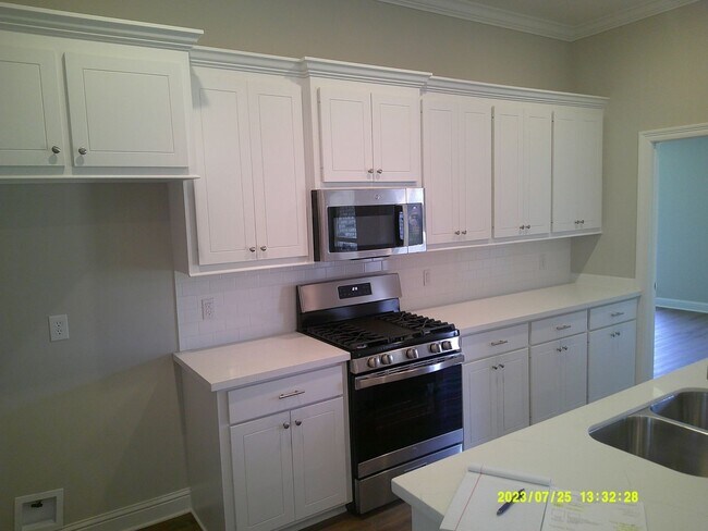 Building Photo - ****MOVE IN SPECIAL!**** 1ST MONTH RENT IS...