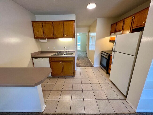 Foto del edificio - 1BR 1BA Ground Level Apt., Free Water! - *No pets*