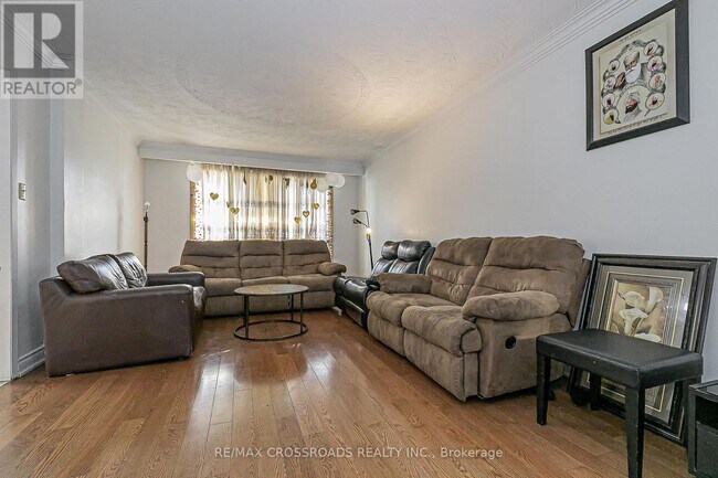 Photo du bâtiment - 99 Fairglen Ave