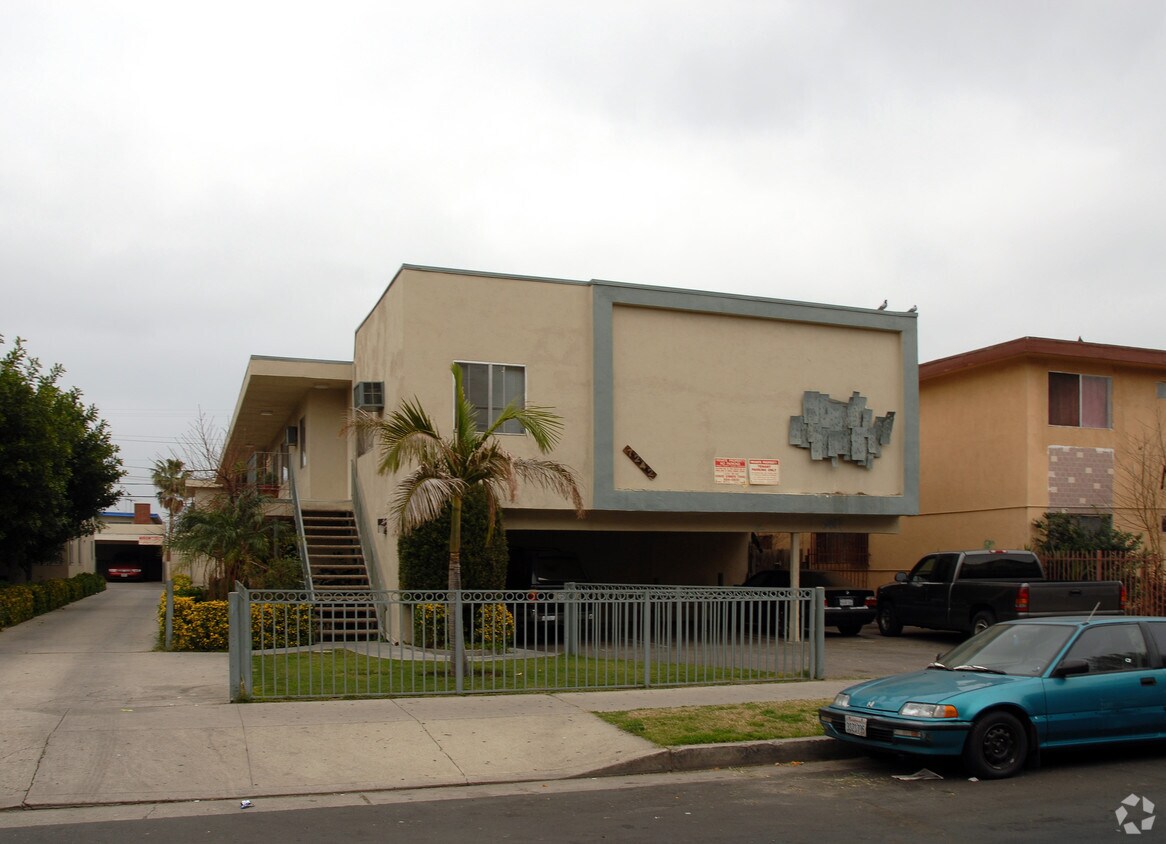 Primary Photo - 7242-7246 Milwood Ave