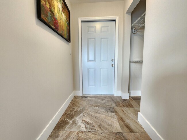 Foto del edificio - 3400 Blue Lake Dr