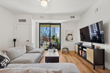 Foto del edificio - 451 W Huron St