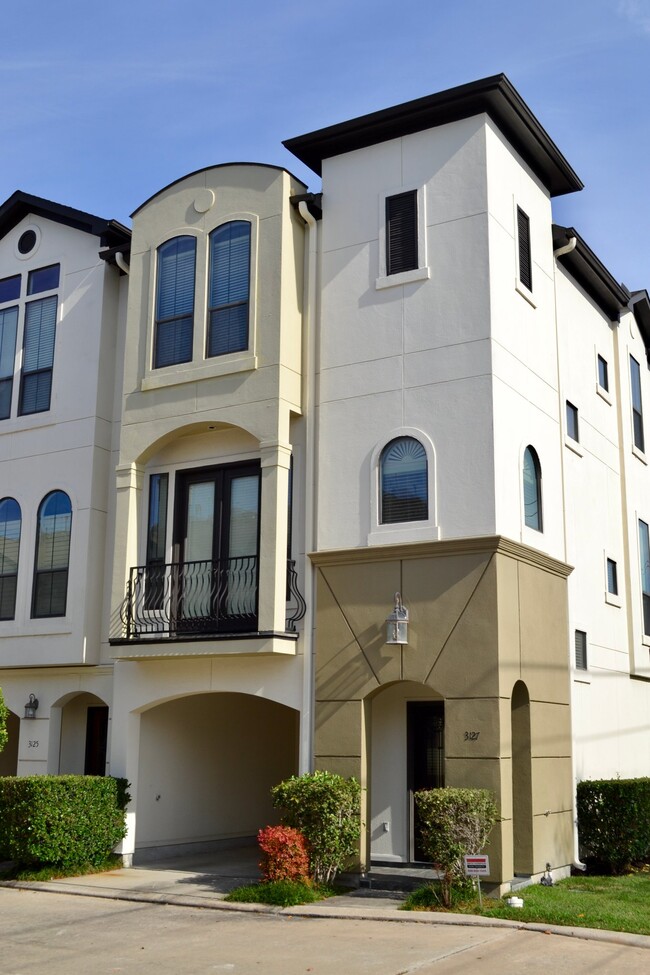 Building Photo - 3127 Fairdale Oaks E