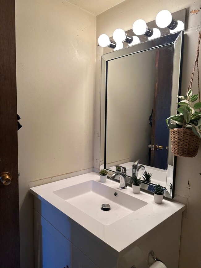 Building Photo - 2016 Fullerton Av