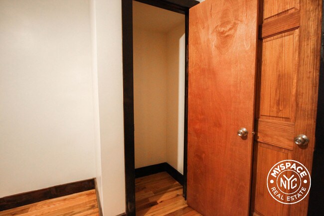 Foto del edificio - 464 Pulaski St