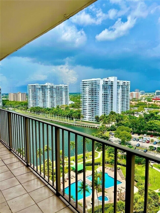 Foto del edificio - 18151 NE 31st Ct