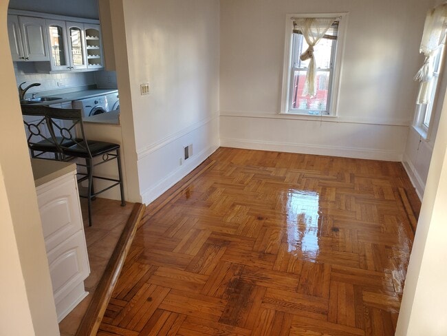 Dining room - 3839 Neptune Ave