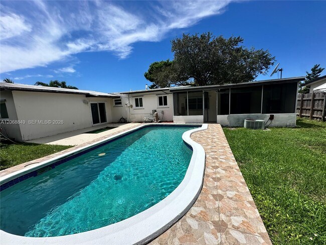 Building Photo - 3101 SW 102nd Pl
