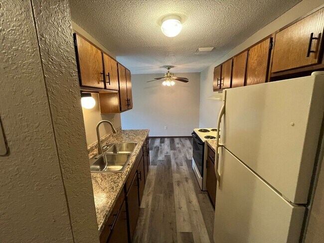Foto del edificio - 6001-6023 E Viking Blvd