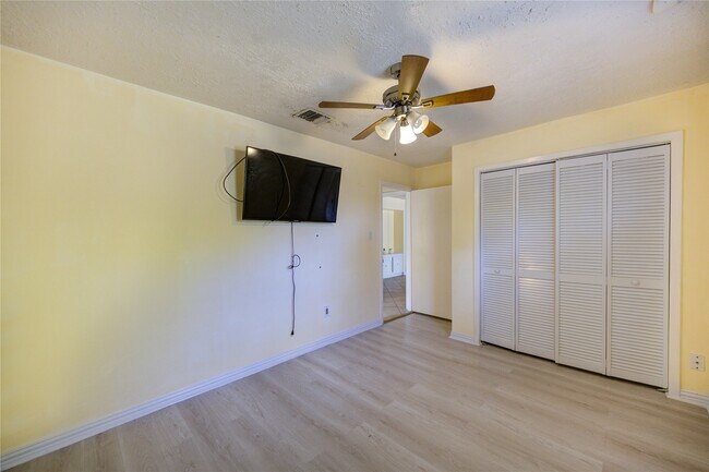 Building Photo - 6227 S Pinesap Dr