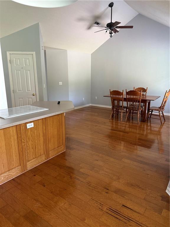 Foto del edificio - 2010 S Elm St