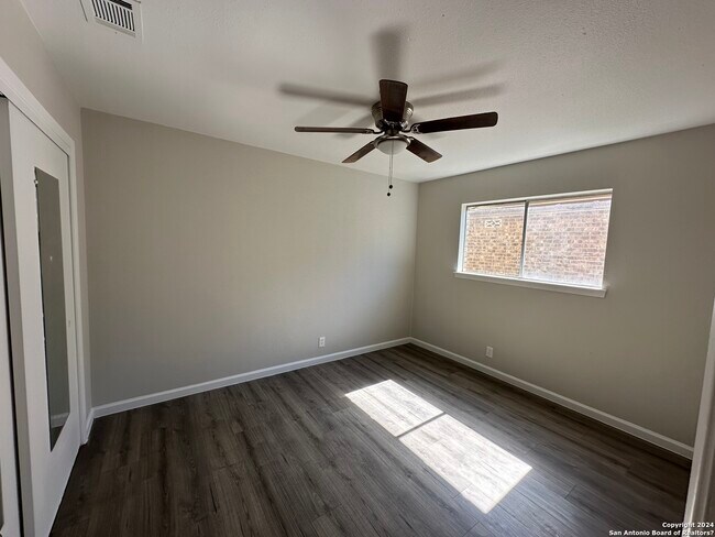 Foto del edificio - 5522 Grand Lake Dr