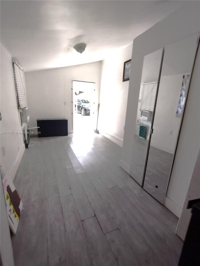 Foto del edificio - 5647 NW 5th Ct