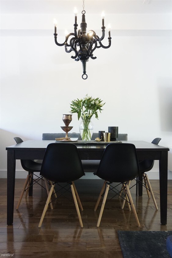 Foto principal - 4745 Sheldon St