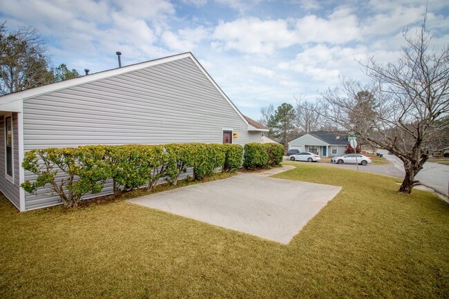 Building Photo - 2801 Ridgecrest Dr