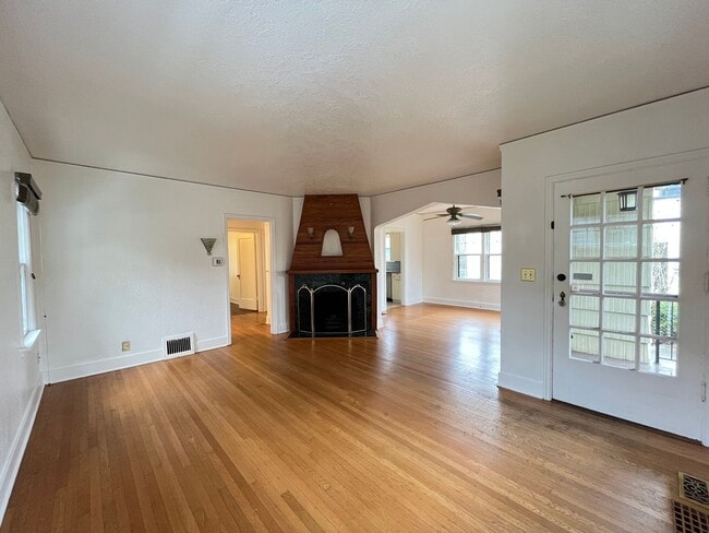 Building Photo - Charming 3 Bed + 1.5 Bath Home in NE Portl...
