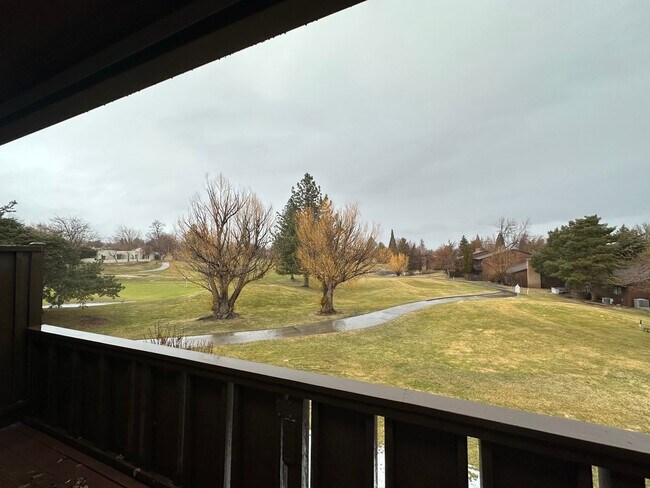 Foto del edificio - Stunning updated condo with tranquil golf ...