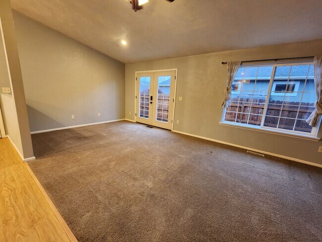 Building Photo - Spacious Home in Creswell