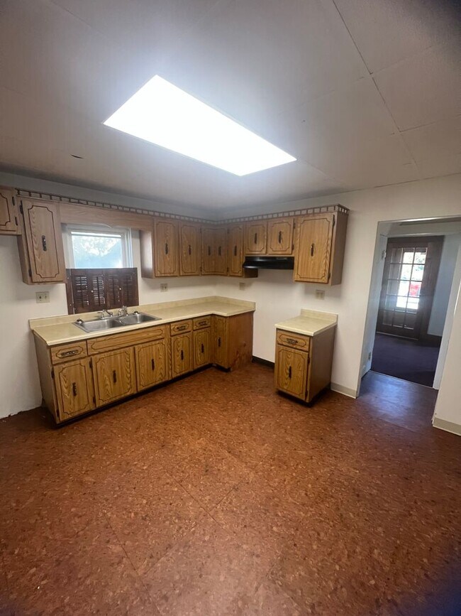 Foto del edificio - Large West Side 4 Bedroom House