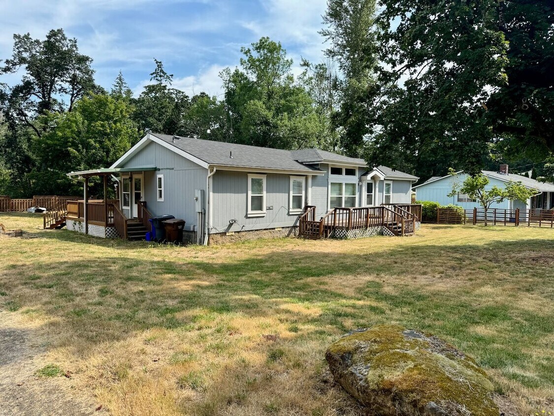 Foto principal - Rural 3 Bed/2 Bath with Office and Large Lot!
