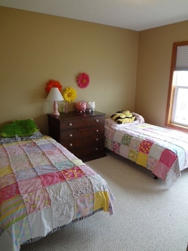 Foto del edificio - CHASKA TOWNHOME FOR RENT