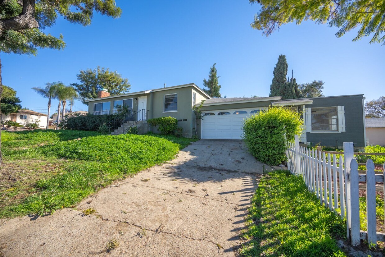 Primary Photo - Great 3 Bedroom 1 Bath on Corner With Sepe...