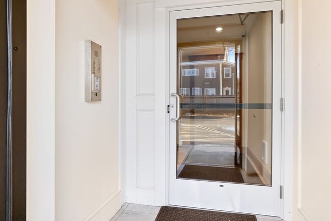 Building Photo - 44 Maple St