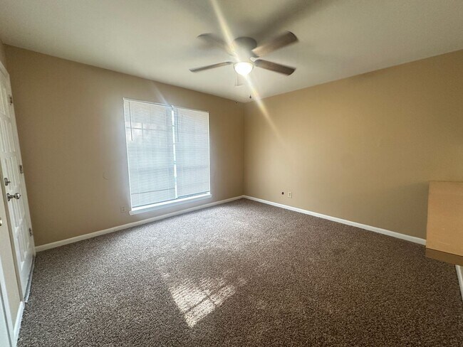 Foto del edificio - SOUTHERN HILLS-3/2-FRESH PAINT-NEW CARPET-NICE HOUSE