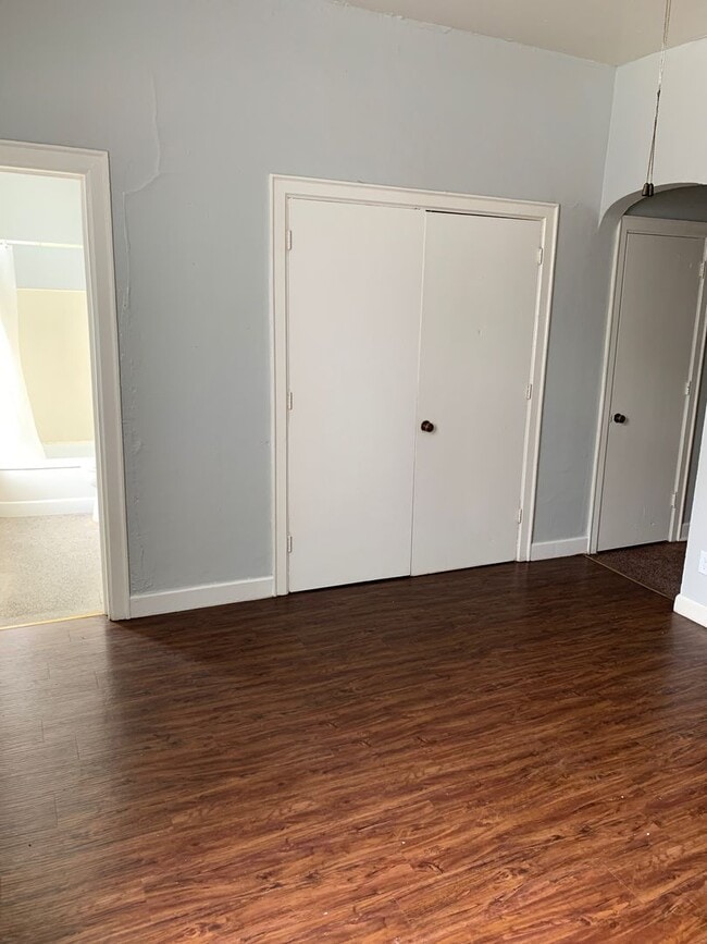 Building Photo - Large one room efficiency with large kitchen