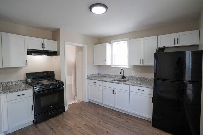Foto del edificio - Freshly Renovated 3-Bedroom Home – Quality...