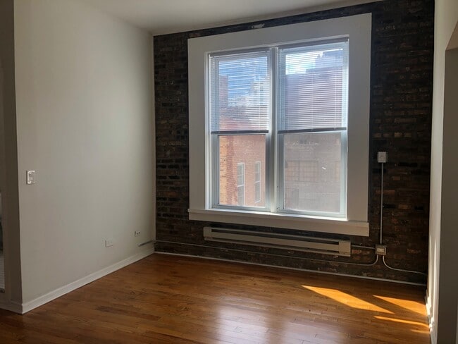 Building Photo - 1349 N Wells St